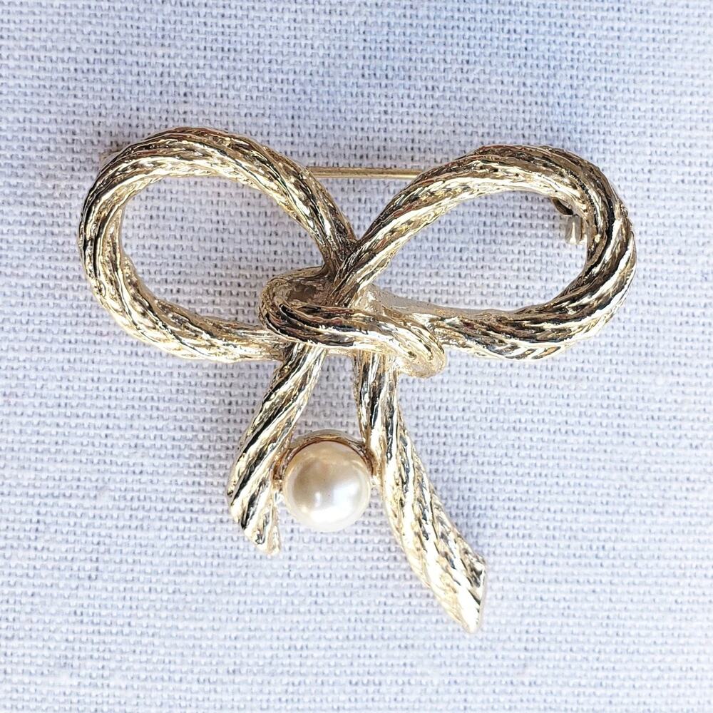 Vintage AAI‎ Gold Tone & Faux Pearl Bow Brooch Pin Costume Jewelry 1.75"